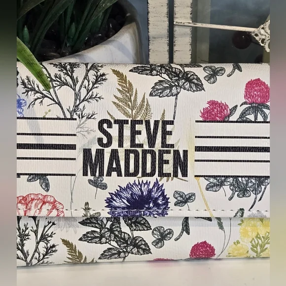 Steve Madden Tri-Fold Floral Wallet - Picture 2 of 6